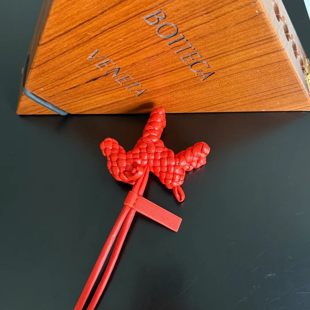 Batch 540 BOTTEGA VENETA2025 new puppy-shaped pendant braided puppy is now online😎The leather braided puppy-shaped pendant can be hung on any handbag, and it is as cute, delicate and colorful as it matches with a bag. Cute and cute, it will touch your heart at any time. It can be hung on bags or keychains. Who can resist such a cute puppy? Style number: 807068